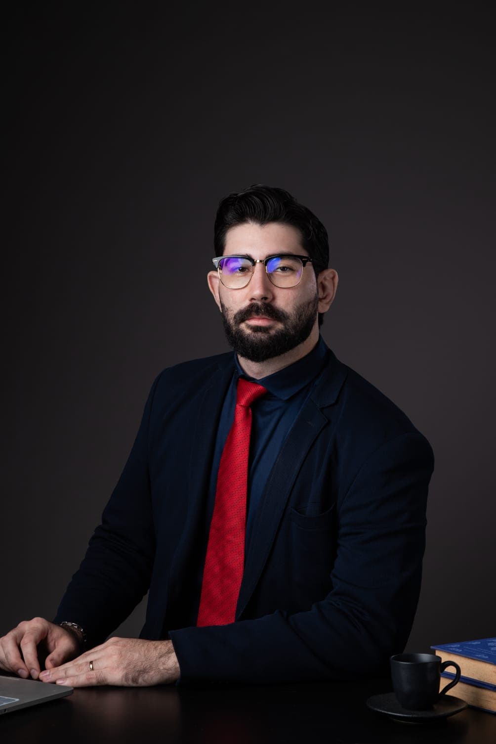 Dr. Matheus Morari atendendo em consultório premium